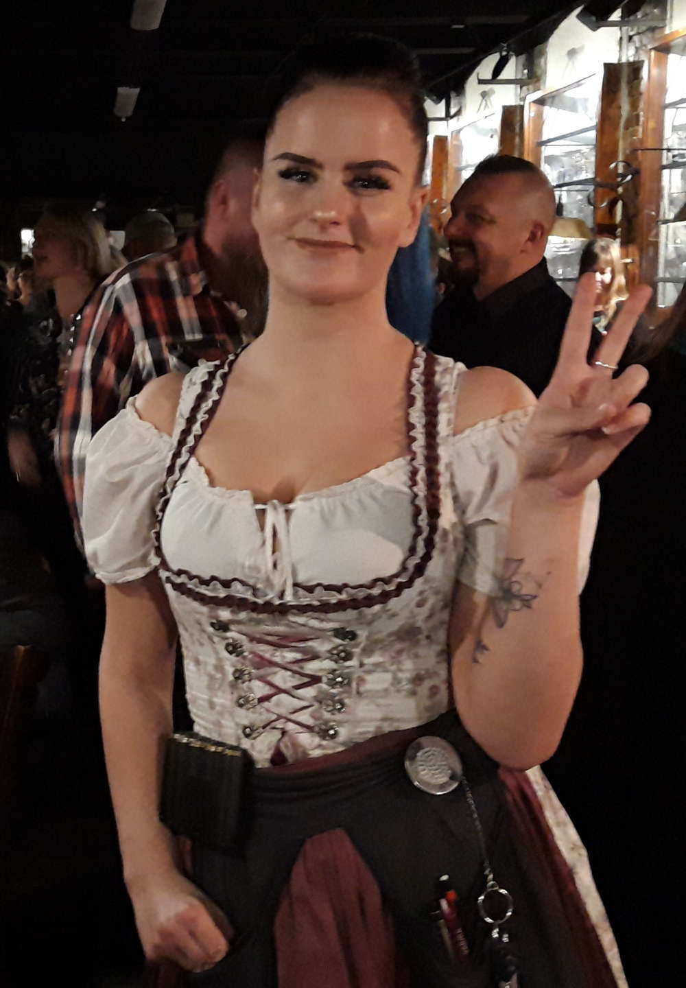 oktoberfest pukuinen tarjoilija