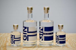 Kuvassa gin pulloja