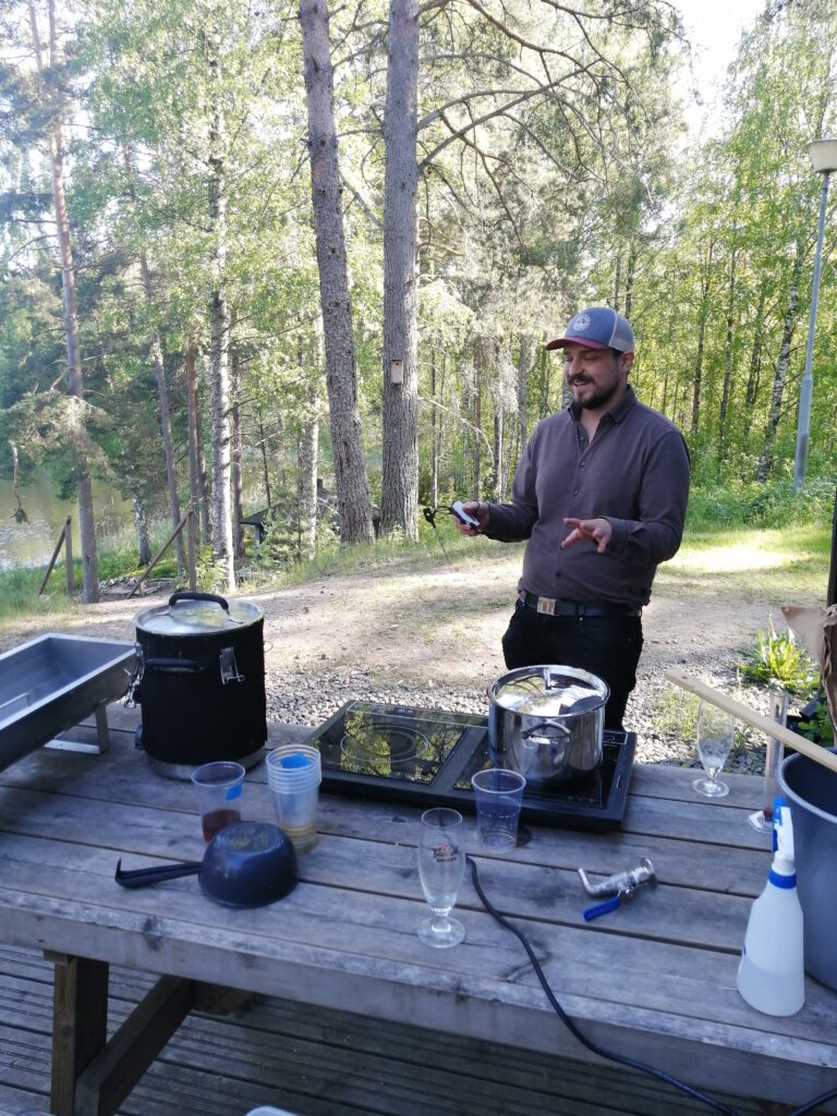 Mies luennoimassa sahdin teosta ulkotiloissa