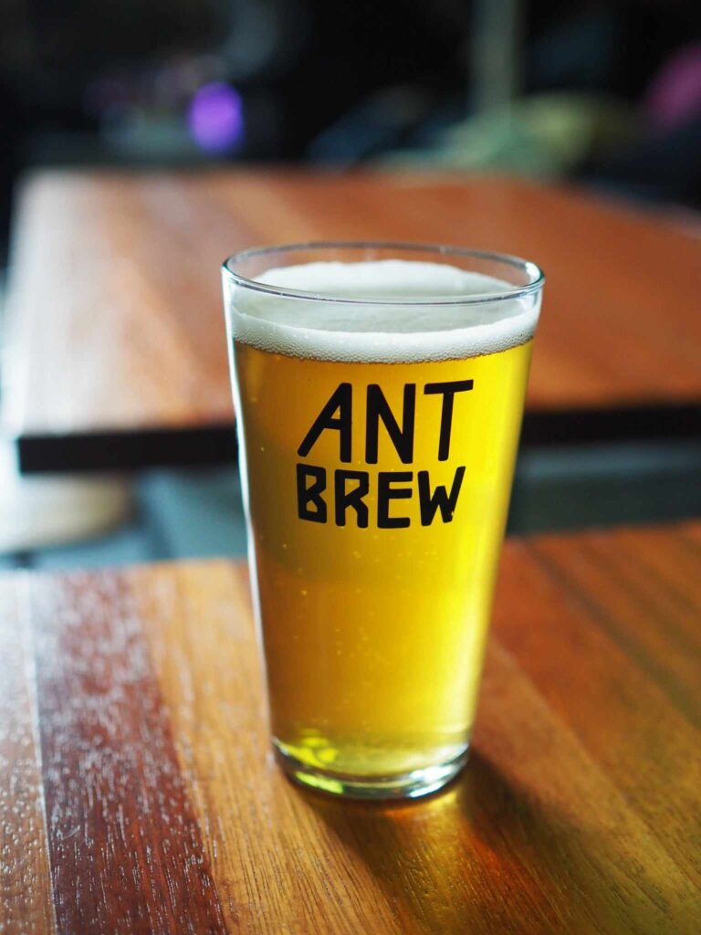 Ant Brew -olutlasi ja olutta baarin pöydällä