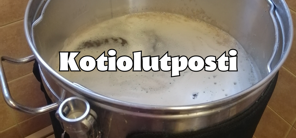 Mäskäyslaitteessa tummaa olutvierrettä ja kuvan keskellä teksti "Kotiolutposti"